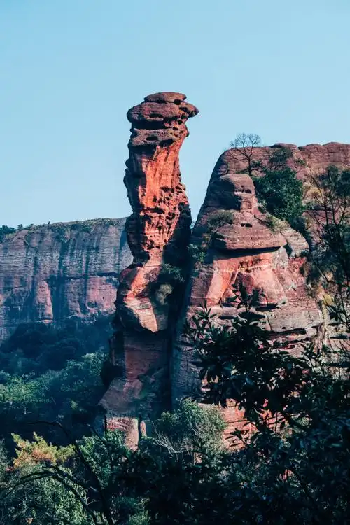 乘坐景区交通车,我们缓缓驶向龟峰主景区.