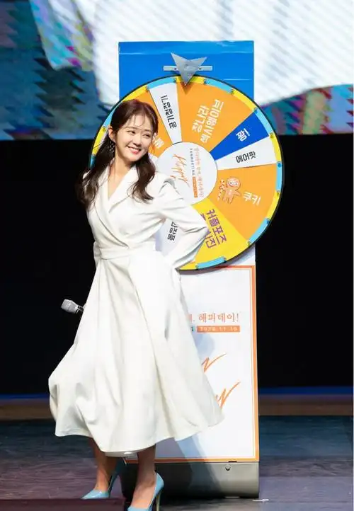 张娜拉终于换风格,穿喇叭袖白上衣配半身鱼尾裙,笑容俏皮像少女