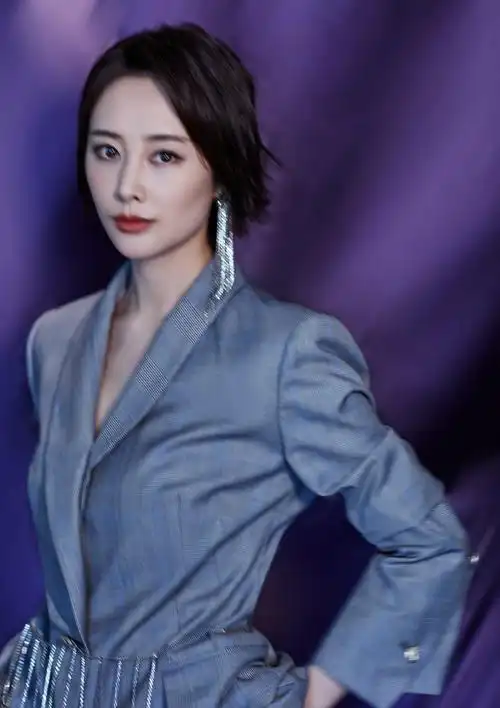 短发李纯太霸气,穿格纹西服套装出席活动,细直大长腿吸睛_高清图集