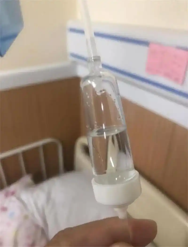 女子称医院输液管中疑似有毛发,卫生部门介入调查! 7月10日,邓女士在