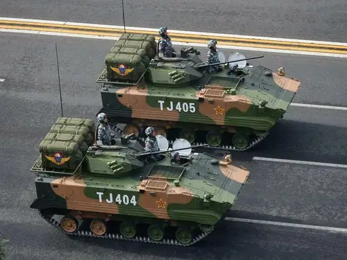 03式空降战车只能防御12.7毫米重机枪,面对敌方坦克该如何突围?