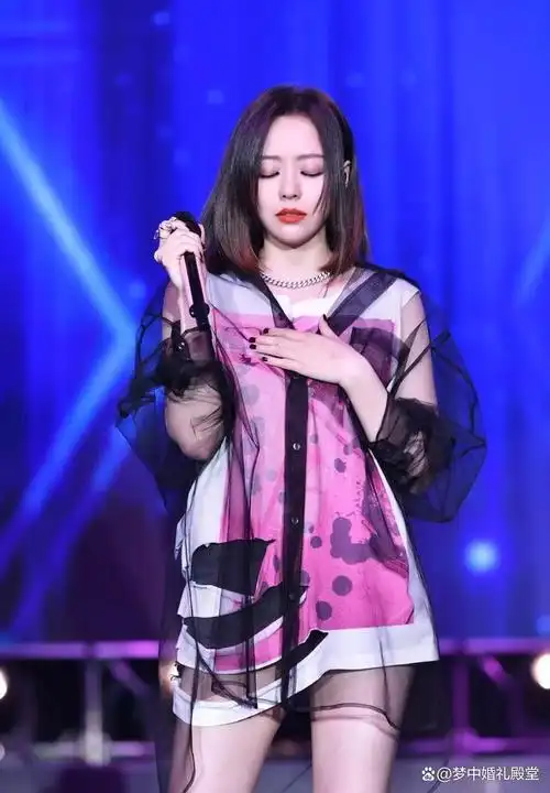 张靓颖惊艳亮相,半透视礼服秀蜂腰肥臀,完美身材引热议!