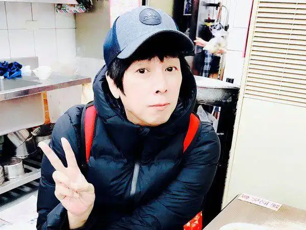 曹西平吃炒螺肉惊现蟑螂店家直接吞掉称是炸葱花