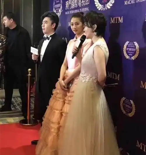 原创关晓彤和迪丽热巴同穿蛋糕裙网友真嫩和装嫩的差距一目了然