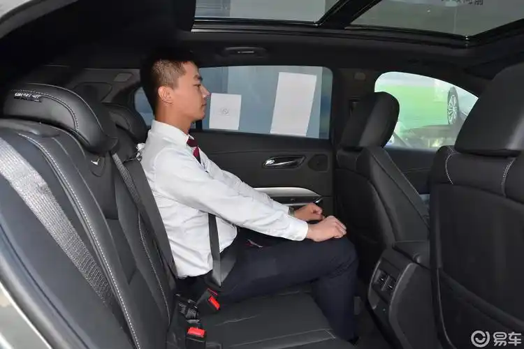 【凯迪拉克xt42018款28t 四驱 铂金版后排空间体验汽车图片-汽车图片