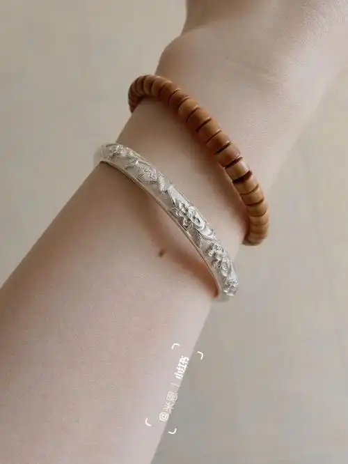 宋记呈祥家的代表作吧窄喜福,人称"小媳妇"😁加刻了石榴花,温婉可人