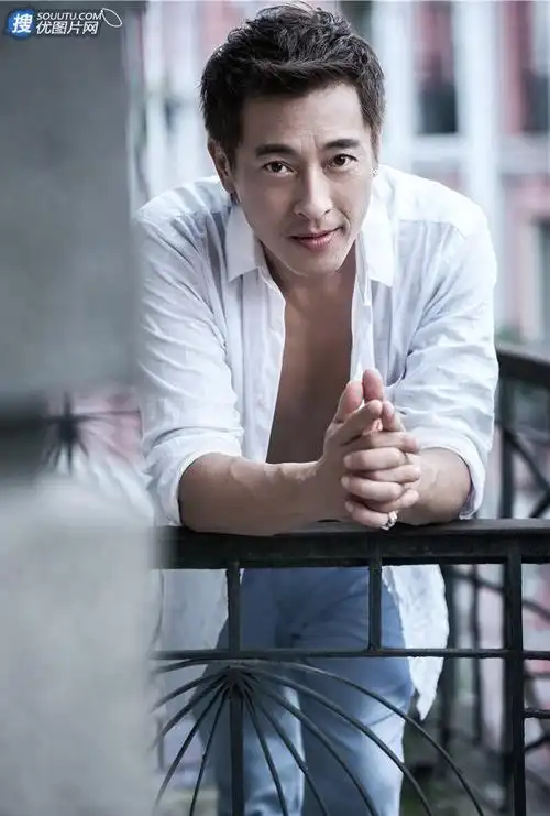 吕颂贤衬衫微敞居家阳台写真照昔日令狐冲成性感大叔吕颂贤男演员香港