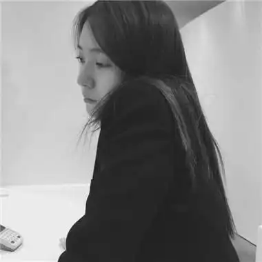 女生侧面伤感黑白头像图片