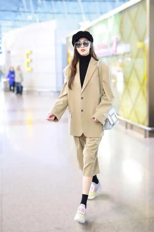 原创2019秋冬造型更添趣味唐嫣西裤采用阔腿裤设计率性俏皮