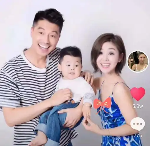 李小萌一家三口罕同框,穿吊带长裙秀白嫩皮肤,儿子眉眼和爸一样