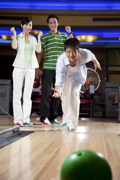 打保龄球的年轻人