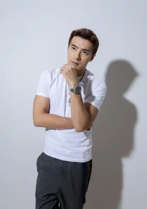 贺军翔晒长发自拍,面部沧桑模样大变,网友调侃:像广西打工仔|恶魔在身