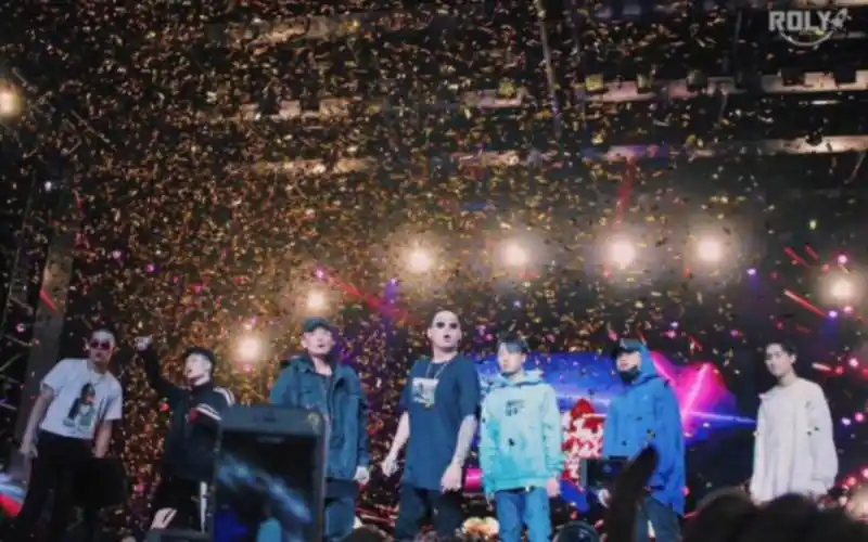 红花会mai晒旧照片 红花会全员大合影!表示"回不去了"