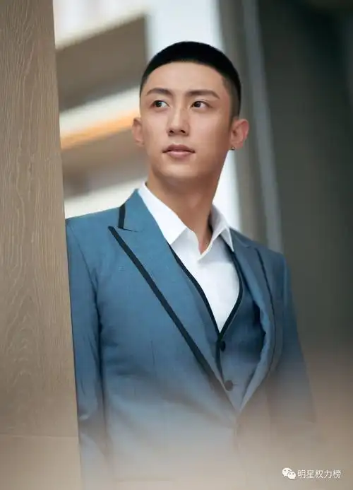 王俊凯花絮曝光帅气有礼貌陈伟霆紫金战铠霸气十足黄景瑜板寸造型气场