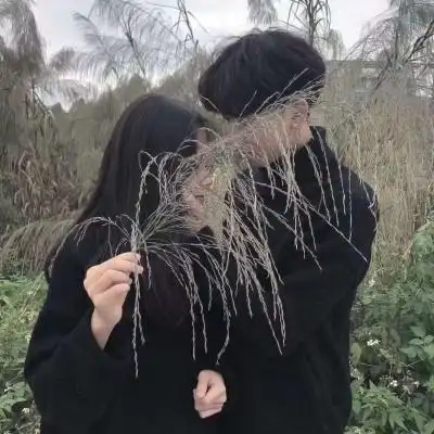 个萌系情侣头像一左一右卡微信头像暧昧情侣图片