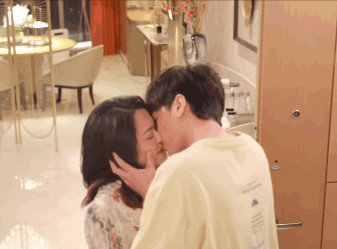 白宇姚晨吻戏好会亲姚晨发微博回应我的嘴虽然大但一口确实吞不下