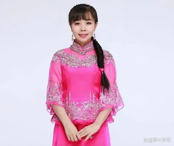 王二妮作为一位民间女歌手,不管是草根,树根,还是天根,只要大家爱听她