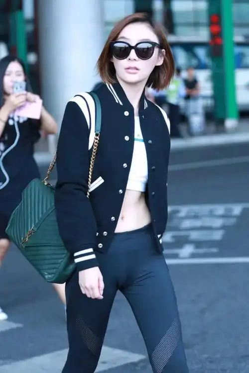 马甲线还要加油杨幂爸爸也学会凡尔赛了