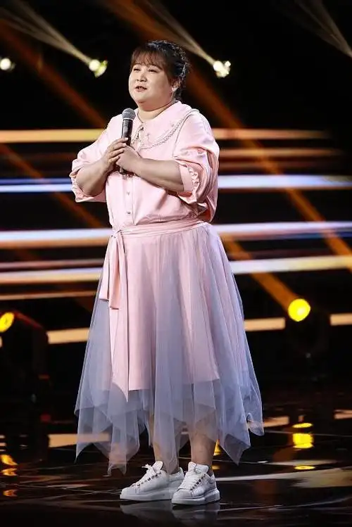 贾玲长得不丑就是体重有点堪忧,穿半裙都遮不住小肚腩,该控制了