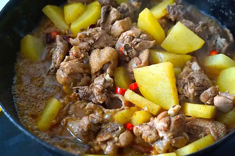 好了,这道香喷喷的小鸡炖土豆就做好了,方法你学会了吗?