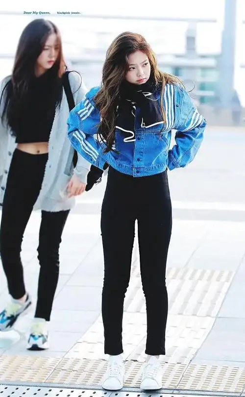 jennie金智妮晒出日常私服,毛衣搭格纹围巾可爱好看又保暖|上衣|乐器