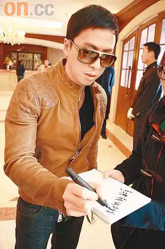 甄子丹在内地爆红,出席公开场合时,签名已成指定动作