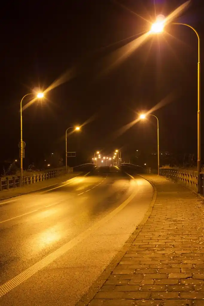 一宿街,夜晚街灯照亮了道路
