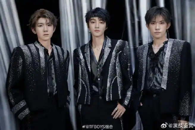 tfboys合照越来越熟了##tfboys搂着搂着就长大了