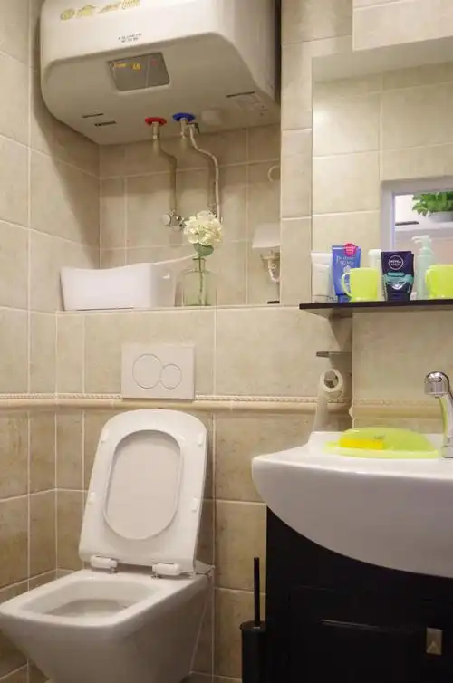 卫生间简单又实用,空间狭小也没有进行过多