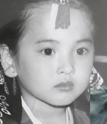 晒出的照片里,有宋慧乔的童年照,身穿学生服头扎蝴蝶结,从小就像小