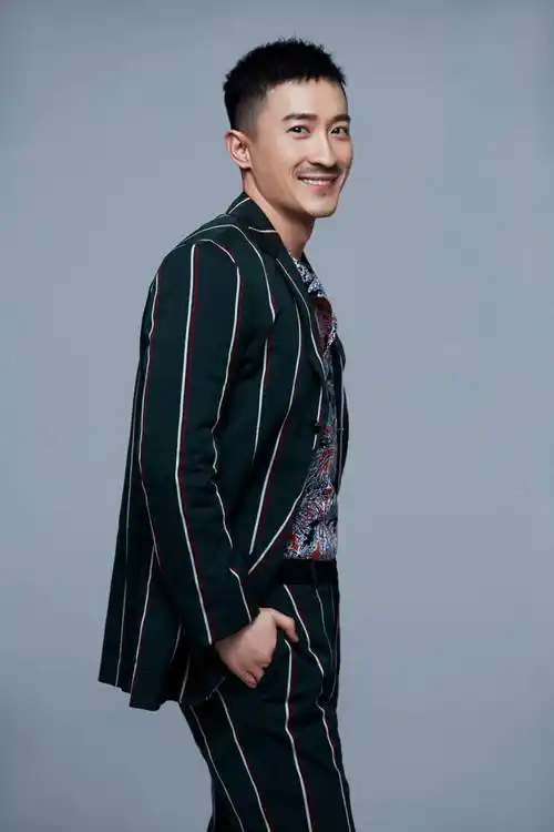 张铎释出春日写真大片率性雅痞彰显演员反转魅力