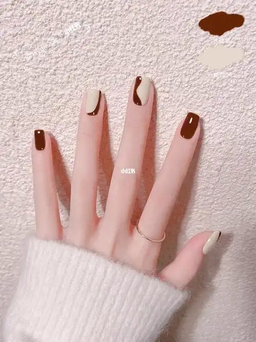 皇冠95秋冬显白焦糖奶白砂糖撞色_美甲_显白_短指甲美甲_秋冬美甲