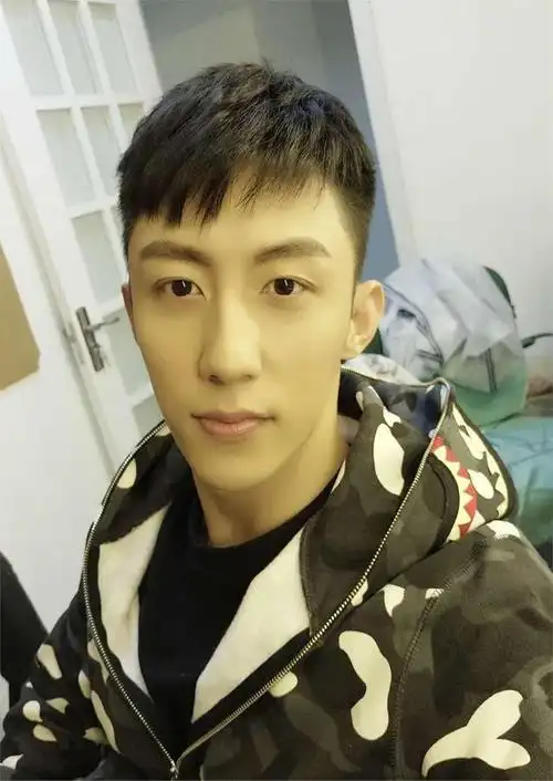 黄景瑜在过去的两年时间里,只参与了《枪炮腰花》和《半妖倾城2》这两