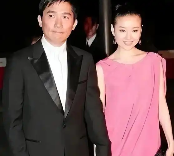 在董洁的生日那天,她特意高调地赶到现场和梁朝伟一起庆祝,尽管他们并