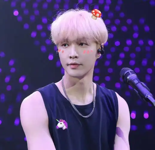 张艺兴[超话]##张艺兴粉色蘑菇头