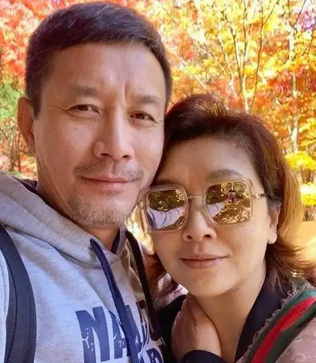 近期,一组江珊和田小洁的合晒照.