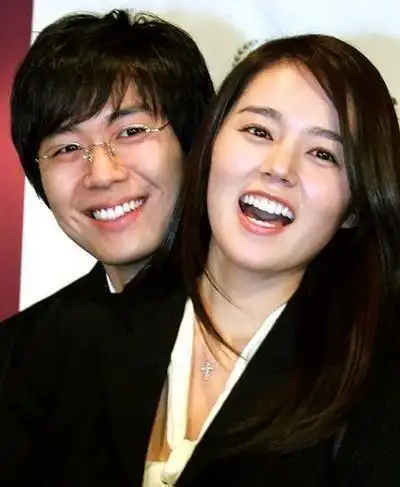 41岁延政勋尽显熟男魅力5月与韩佳人喜获二胎结婚14年甜蜜如初