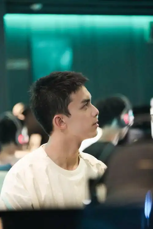 吴磊寸头少年感