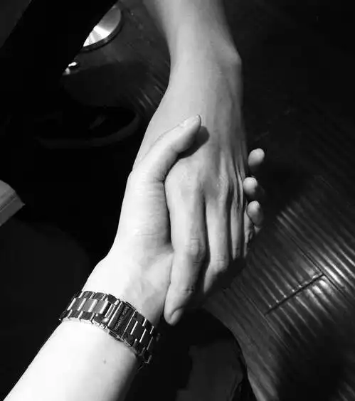 朱孝天与女友韩雯雯秀恩爱遭网友催婚