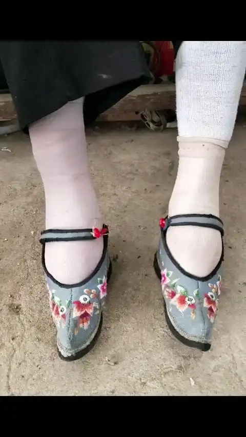 我的鞋40码,老奶奶从12岁开始裹脚,我问她小时候裹脚疼不?她说不疼.