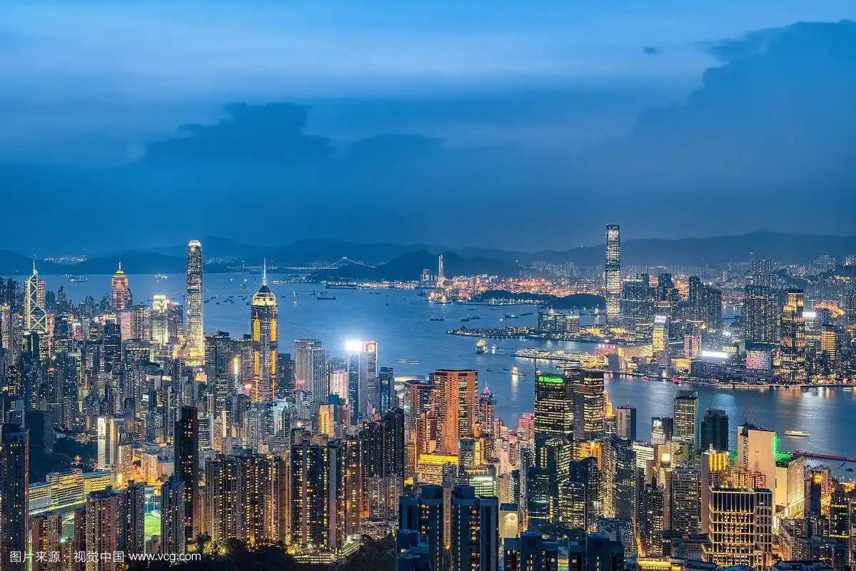 晴天黄昏下的香港维多利亚港全景