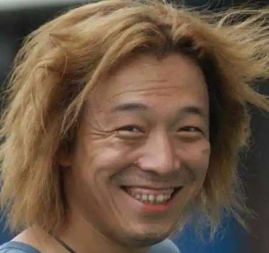 原创长发飘飘的男星张根硕可爱黄渤搞笑而他帅到了骨子里