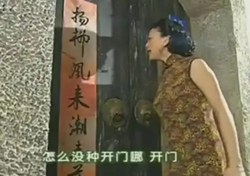 知道要出事了,赶紧躲到房间里把门关了! 然后俺娘:你开门啊,开门啊!