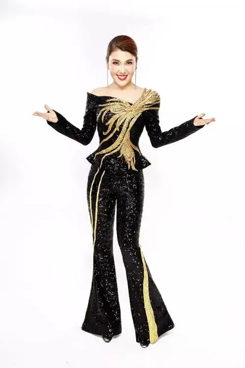 毕业于中央民族大学内蒙古著名青年歌手蒙古之花乌兰图雅