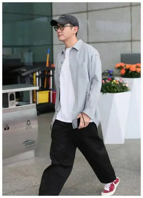 杜江穿宽松装现身,戴眼镜显文青气质,帆布鞋变拖鞋穿法超时髦_外套