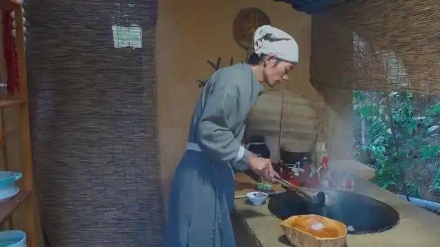 鲁三石:小伙独居山村,一人一猫一狗,过着古代人休闲雅致的生活