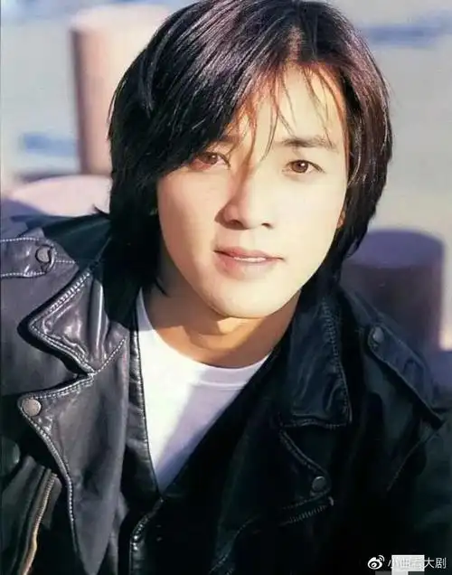 郑伊健迎来54岁生日粉丝晒照引回忆早年长发造型太经典