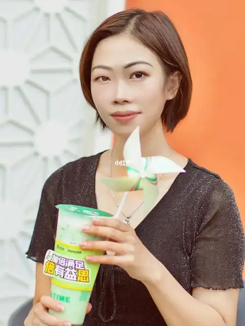 薄荷奶绿和美的的联名款,薄荷和茉莉的融合香,入口像装了空调似的