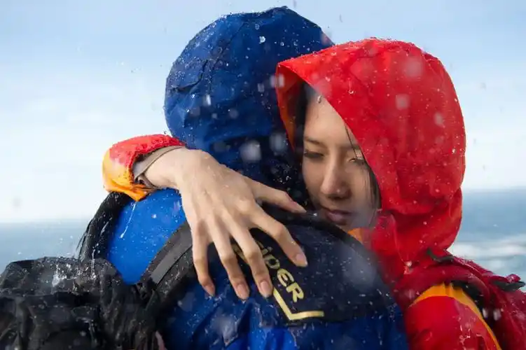 少女时代允儿与李敏镐户外广告拍摄紧紧相拥