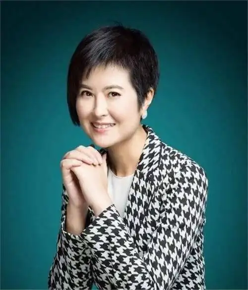 51岁张泉灵近照曝光!满头白发断崖衰老,离开央视九年经历了什么